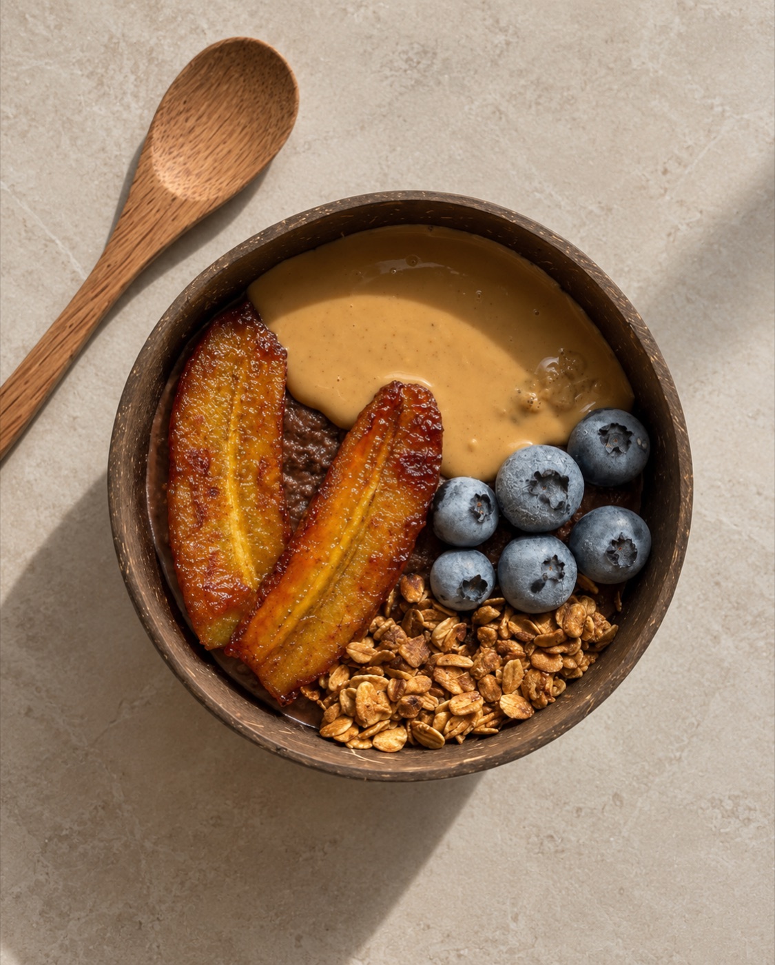 Bol petit-déjeuner banane caramélisée, myrtilles et granola