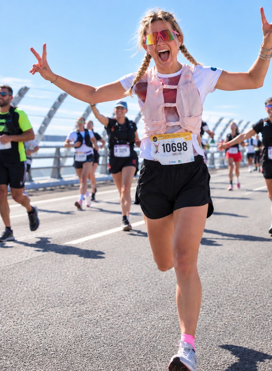 Océane célébrant sur la ligne de course